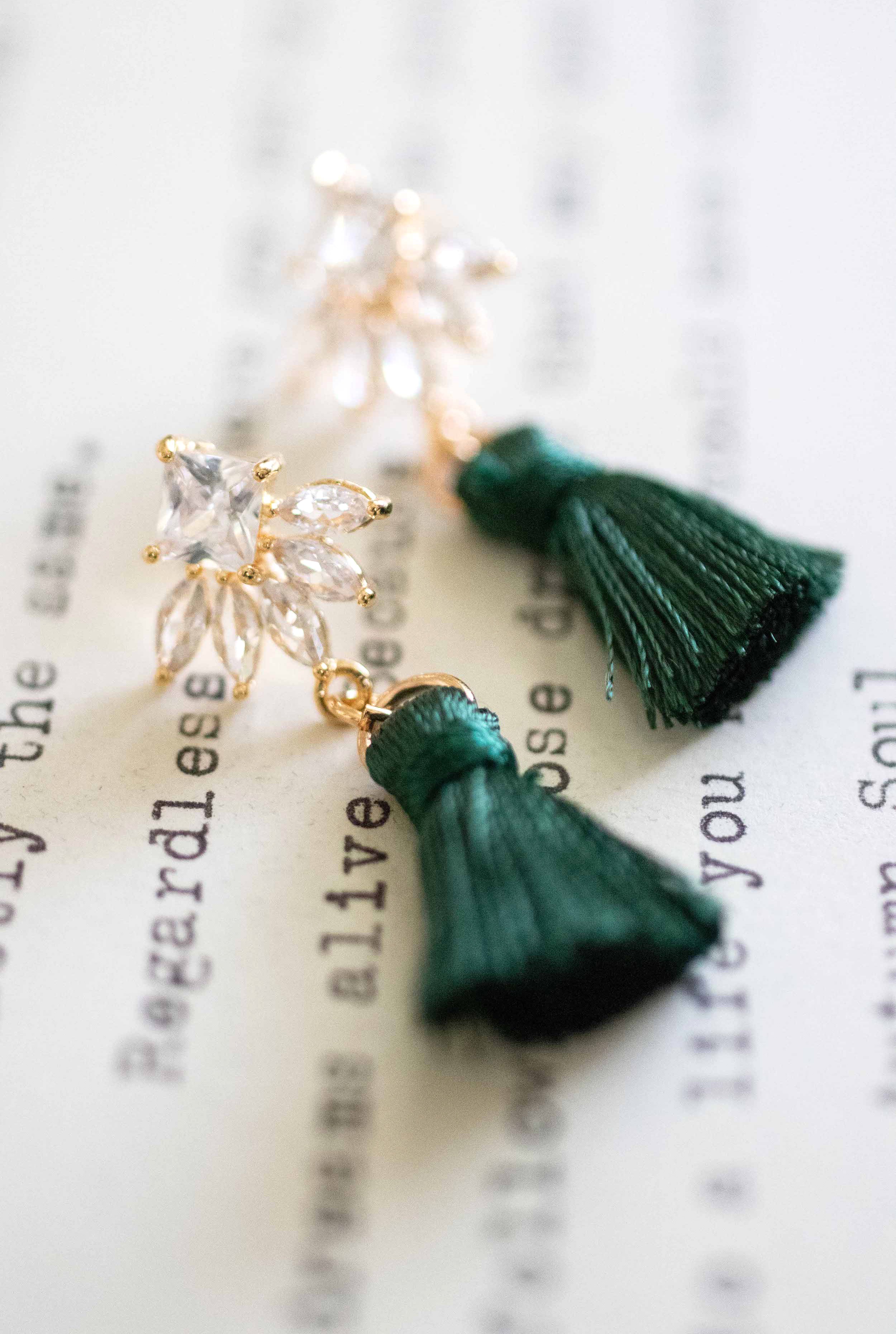 artsy emerald tassel 2 39dd3841 0061 4172 a506 3c447195e813